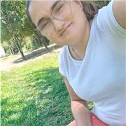 Profesora de Matematica en secudaria con titulo en mano